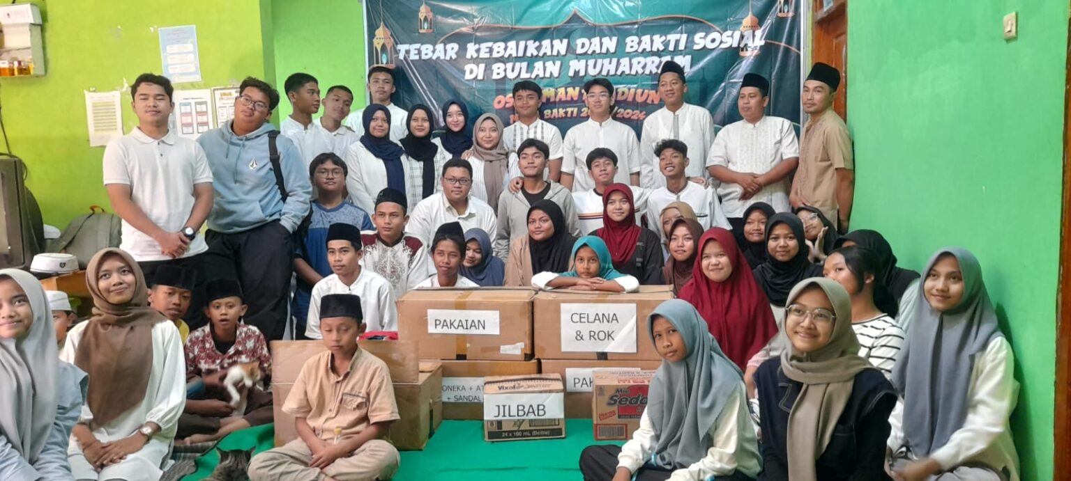 Anak-anak yatim di Panti Asuhan Lentera Hati menerima donasi di Madiun.
